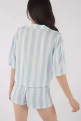 Camisa de manga corta de viscosa con estampado sutil y cuello camisero.