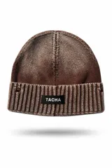 Gorro tipo beanie de tejido de punto con efecto degradado en tonos marrones. Presenta una estructura de doble textura con base lisa y borde acanalado, e incluye una etiqueta frontal con el logo de la marca Tacha.