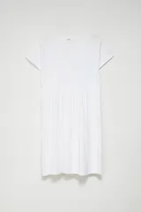 Vestido corto blanco con escote en V, mangas cortas y falda con volados en dos niveles.