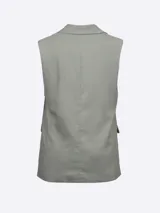 Chaleco sastre color gris claro, con solapas y bolsillos delanteros.