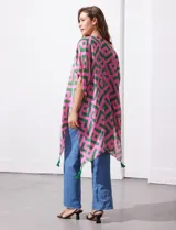 Kimono ligero de poliéster con estampado geométrico en tonos rosa y verde, mangas cortas y terminación con borlas verdes en el ruedo.