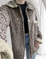 Sobrecamisa de pana con estampado animal print, cuello y puños de piel sintética. Cierre frontal con un botón.