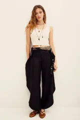 Pantalón negro de lino y viscosa, de tiro alto, corte holgado y diseño fluido con silueta ancha.