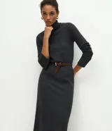 Vestido long midi de punto rib color gris oscuro, de corte recto, con mangas largas y cuello alto doblado.
