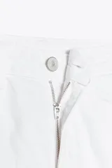 Jeans de tiro alto color negro con efecto lavado, corte mom fit, cinco bolsillos y cierre frontal con cremallera y botón metálico.