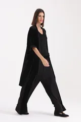 Pantalon de corte amplio y fluido, confeccionado en una combinación de terciopelo y tela satinada, con diseño elegante y tiro alto.