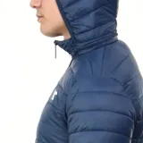 Campera acolchada de hombre, color azul marino, con cierre frontal y capucha. Presenta costuras horizontales y el logo de Diadora en blanco en el pecho.