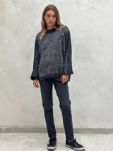 Sweater de punto color gris oscuro con hilos de lurex plateados, cuello redondo y mangas largas abullonadas con puños ajustados.