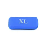 Paraguas plegable de color azul con estructura metálica y tela de poliéster impermeable. Incluye un estuche rígido protector con cierre y detalle de letras XL en el frente.