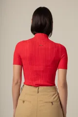 Camiseta de punto acanalado color marrón, con cuello alto y mangas cortas ajustadas.