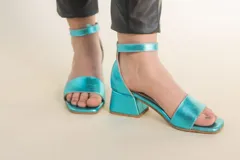 Sandalias de cuero color celeste con pulsera al tobillo y tacón cuadrado.