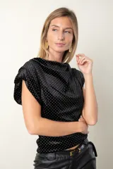 Blusa italiana de terciopelo negro con apliques de brillos plateados.