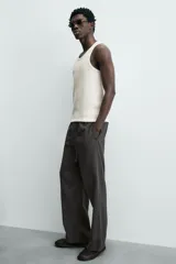 Camiseta sin mangas (tank top) de corte relajado (relaxed fit) con cuello redondo y sisa, confeccionada en tejido con algodón.