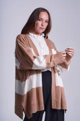 Saco de punto largo con diseño a rayas anchas en tonos camel y crudo. De corte relajado y mangas amplias.