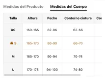 Rompevientos negro de corte holgado con cuello alto, cierre frontal parcial y bolsillos delanteros con solapa. Presenta mangas largas abullonadas con puños elásticos.