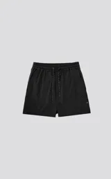 Short de baño negro de calce regular, confeccionado en textil plano liviano de secado rápido. Cuenta con cintura elástica con cordón ajustable, cuatro bolsillos y detalles de ojalillos metálicos laterales.