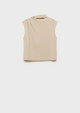 Camiseta color beige de tejido fluido con cuello asimétrico, diseño recto y detalles fruncidos.