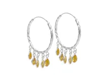 Aros de plata 925 tipo argolla con diseño retorcido y dijes colgantes de cristal color ámbar en forma de lágrima.