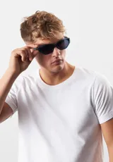 Lentes de sol con montura azul traslúcido y lentes grises.