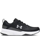 Championes de entrenamiento Under Armour modelo Charged Edge, color negro con detalles en gris y suela blanca. Presentan parte superior de malla transpirable con revestimientos de cuero y material sintético, entresuela Charged Cushioning para amortiguación y suela de goma con tracción.