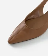 Zapatilla slingback Satinato confeccionada en cuero color bordó, con diseño destalonado, punta fina y tacón bajo.