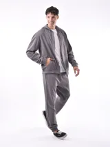 Canguro negro con cierre frontal, capucha con cordones y bolsillos tipo canguro.