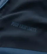 Campera deportiva Get Over con capucha y cierre frontal de cremallera. Presenta un diseño bicolor en tonos grises con estampa lettering en el pecho, bolsillos laterales, puños y bajo elásticos.