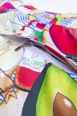 Short de baño con estampado de aguacates, tomates, limones, botellas de salsa picante y tragos de tequila sobre un fondo de rayas horizontales azules y blancas.