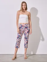 Pantalón capri de gabardina estampada, marca Zac & Rachel. Corte recto, pretina ancha elastizada.