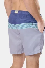 Short de baño de microfibra de secado rápido con diseño a rayas en tonos azul, celeste y rosado, con cintura elástica y cordón ajustable.