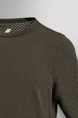 Camiseta técnica de manga corta Zara Athleticz, diseñada como primera capa con tejido transpirable y termorregulador. Presenta un diseño de cuello redondo con textura de malla y ajuste ergonómico.