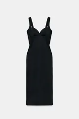 Vestido midi negro con escote corazón, aros y tirantes anchos. Presenta una combinación de tejidos con laterales de malla transparente, corte ajustado y bajo recto.