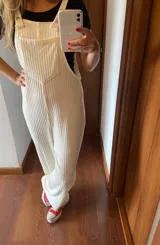 Mono largo de morley color crema, con tirantes anchos y bolsillo delantero.