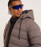 Campera puffer deportiva Get Over, color negro, con capucha, cierre frontal por cremallera y puños elásticos. Diseño acolchado sin costuras visibles.