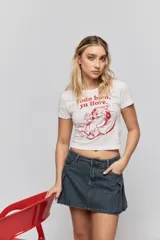 Remera negra de manga corta, con corte ajustado y estampa frontal en tono rosado que dice "Todo bien ya lloré" junto con un personaje ilustrado.