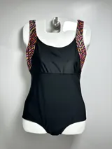 Malla enteriza de natación negra con breteles estampados con diseño geométrico multicolor.