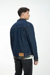 Campera de jean azul de calce clásico.