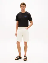 Remera de cuello redondo Tommy Hilfiger color negro, confeccionada en puro algodón, con logo bordado en el pecho en tono azul.
