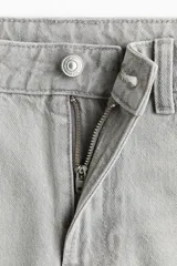 Short de cinco bolsillos en denim de algodón rígido, de tiro alto con cierre y botón, y bajo deshilachado.