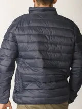 Campera puffer azul marino con cierre frontal, cuello alto y bolsillos laterales con cierre.