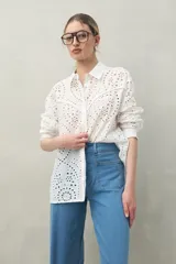 Pantalón jean ancho de tiro alto color azul oscuro, con bolsillos delanteros amplios y corte palazzo.