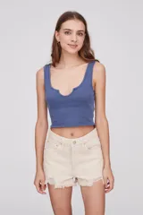 Musculosa corta gris oscuro de algodón con escote en U y terminación ondulada en el ruedo.