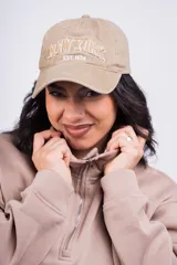 Buzo negro con cierre de media cremallera, cuello alto y logo bordado en el pecho.