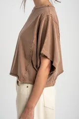 Remera oversize de algodón blanco crudo, con cuello redondo y mangas cortas anchas de corte relajado.