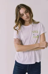 Remera blanca de manga corta y cuello redondo, con un estampado pequeño en el pecho que dice "Apres Tennis" en tonos verde lima y rosa.
