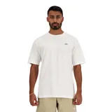 Remera de hombre New Balance, color blanco, de manga corta, con cuello redondo y pequeño logo bordado en el pecho.