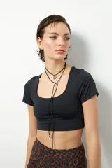 Top corto blanco de manga corta con escote cuadrado.