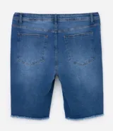 Bermuda ciclista de jean azul de tiro alto con terminación deshilachada.