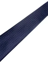 Corbata de seda azul marino con estampado paisley en tonos rosados y blancos.