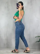 Pantalón de jean azul de corte mom, tiro alto y largo al tobillo.